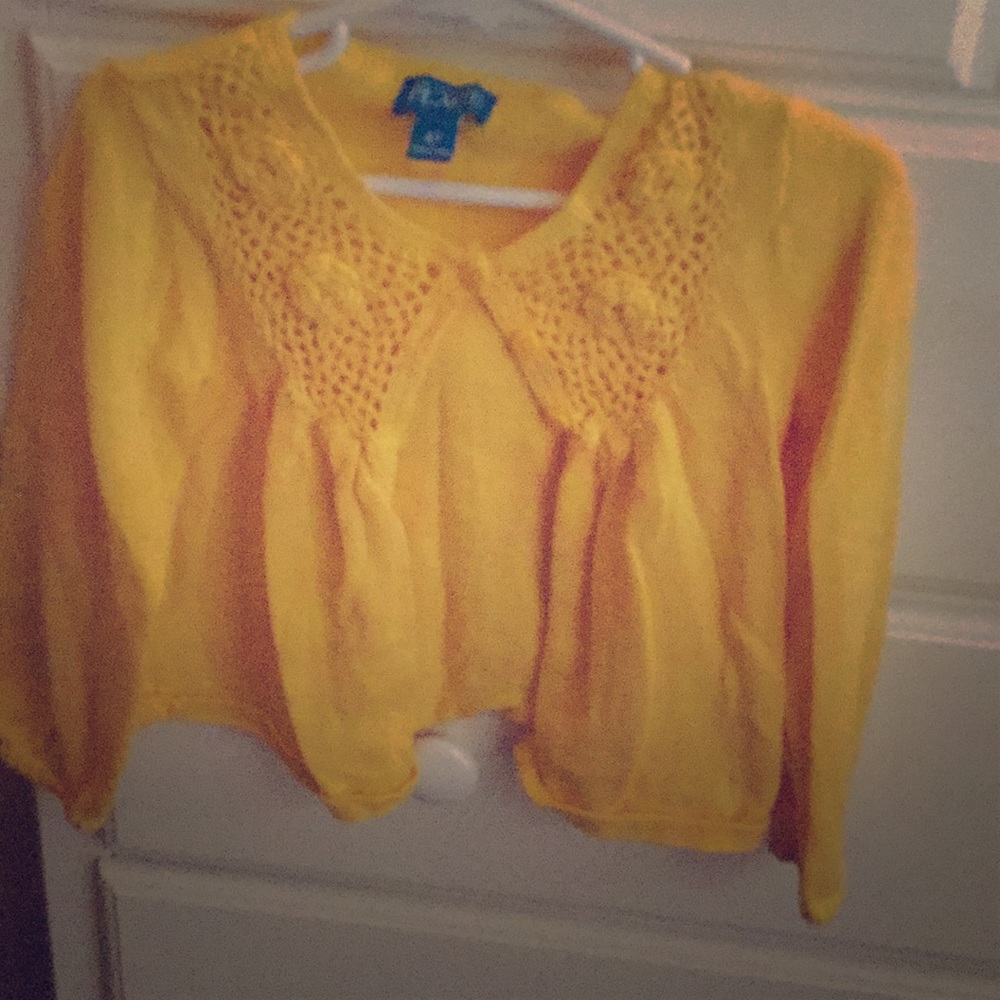 Today I’m selling this pretty yellow sweater